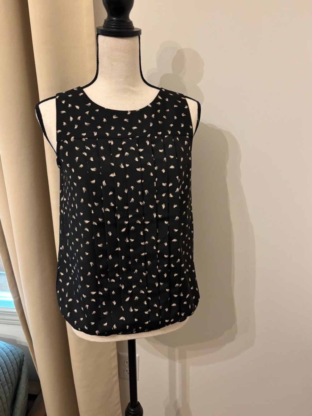 LOFT Black Sleeveless Pleated Shell with Cream Dot Print